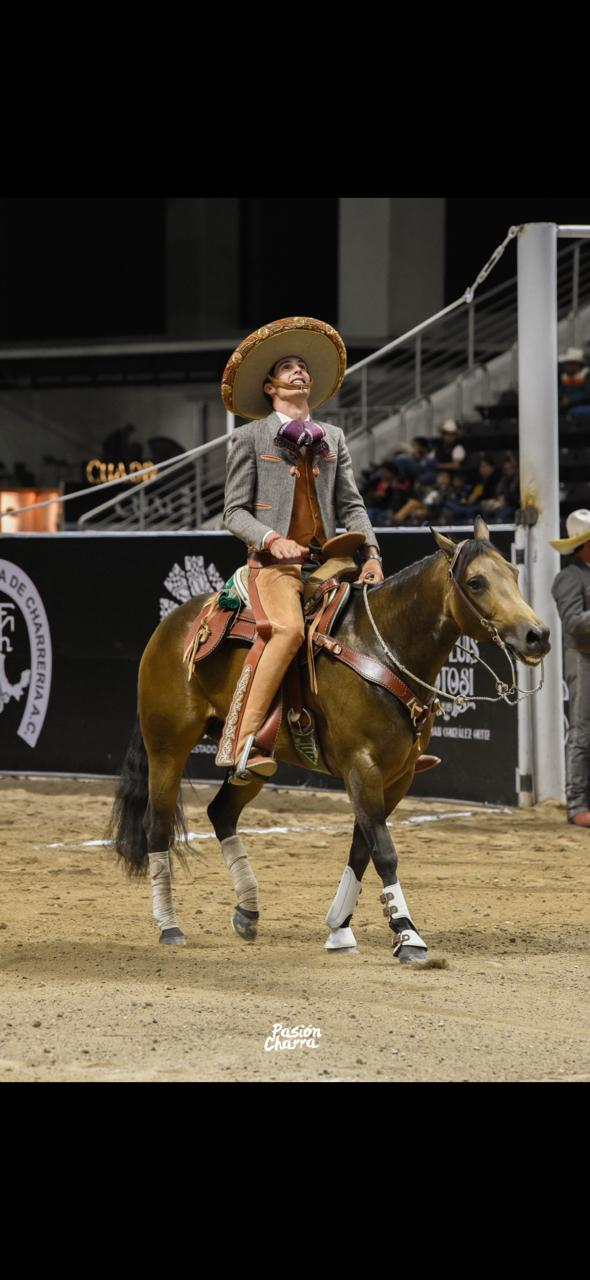 Charro montando en una competencia de rienda charra