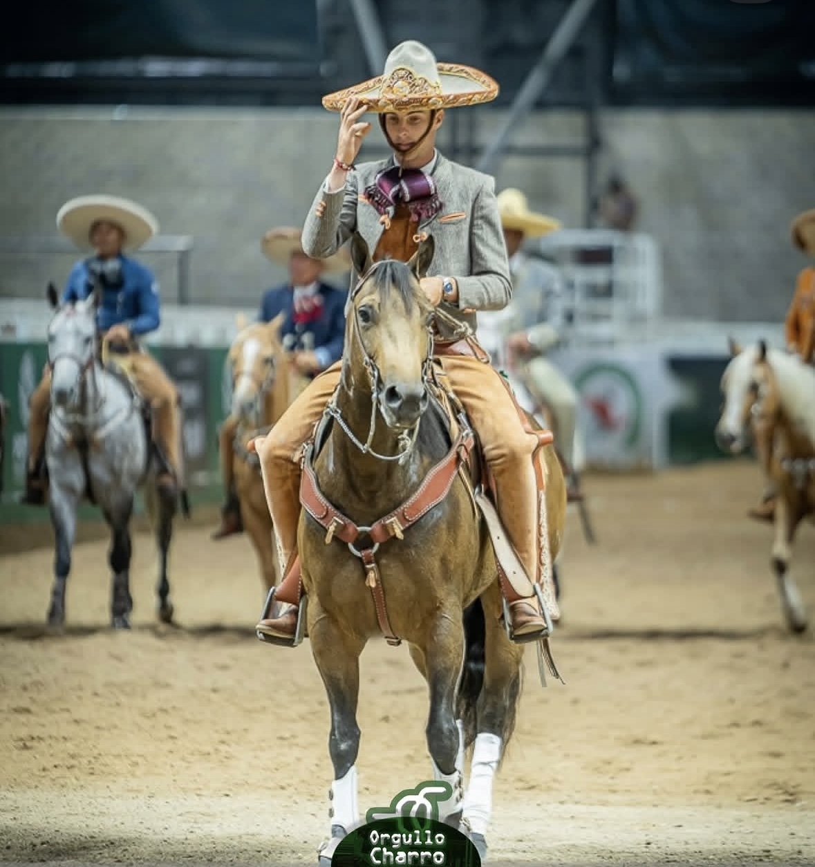 Charro y caballo preparados para competencia